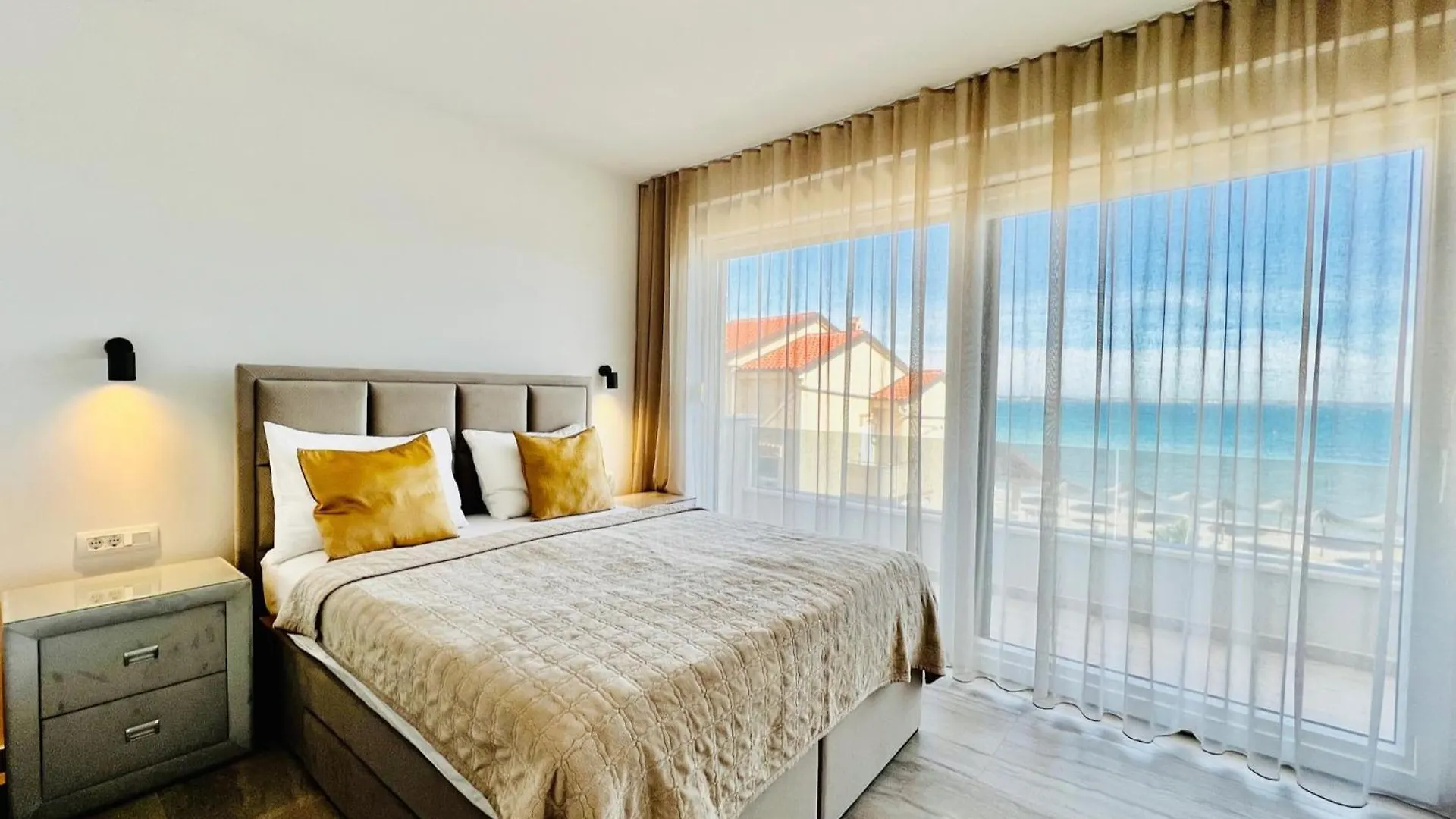 Apartments The Beach Resort Vir