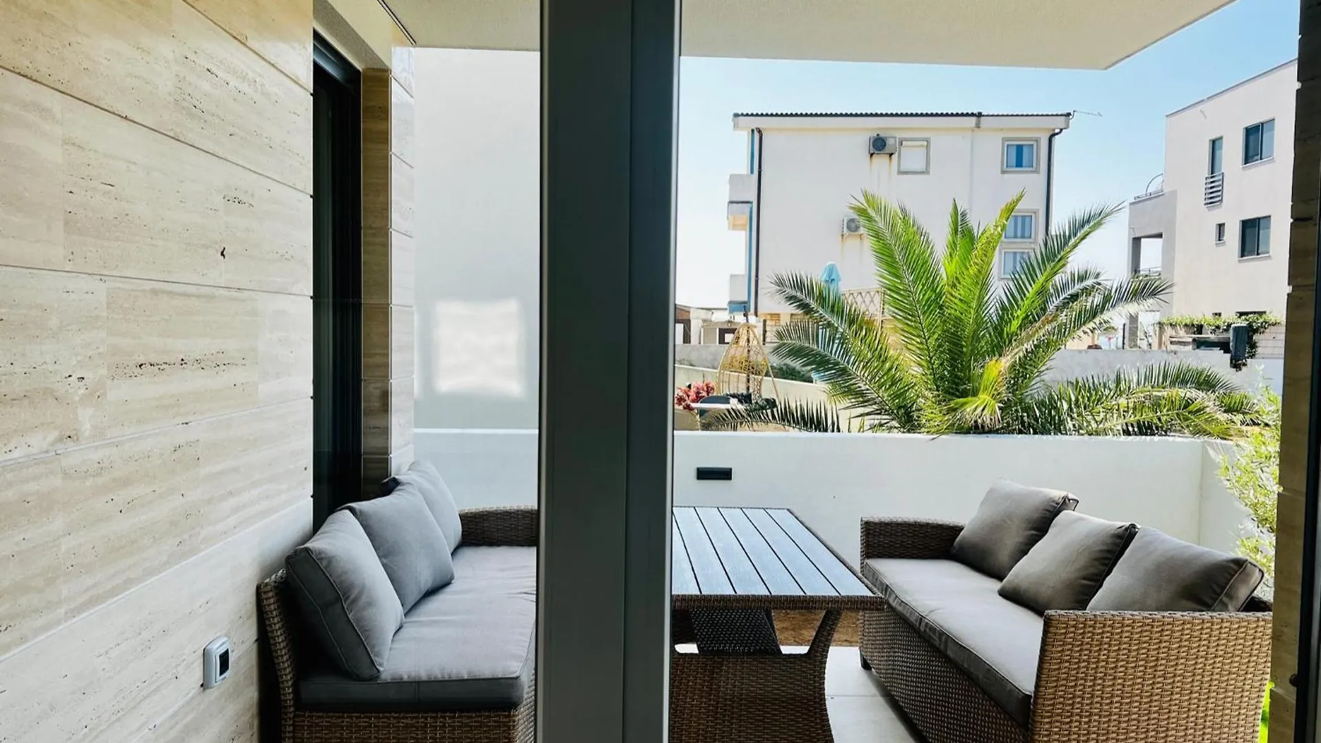 Apartments The Beach Resort فير